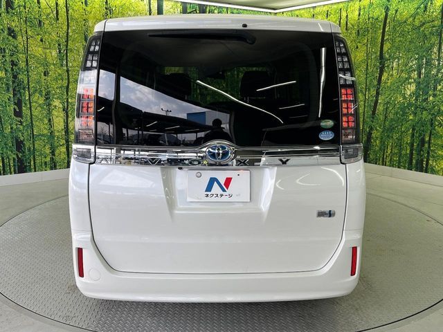 TOYOTA VOXY HYBRID 2017