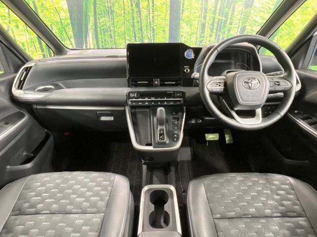 TOYOTA VOXY HYBRID 2023