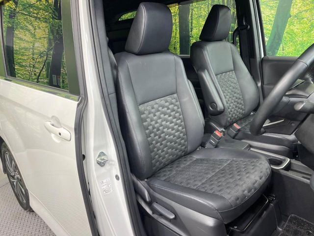 TOYOTA VOXY HYBRID 2023