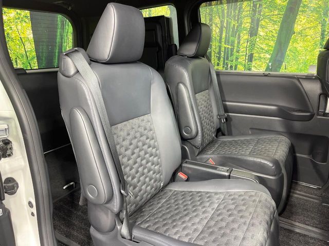 TOYOTA VOXY HYBRID 2023