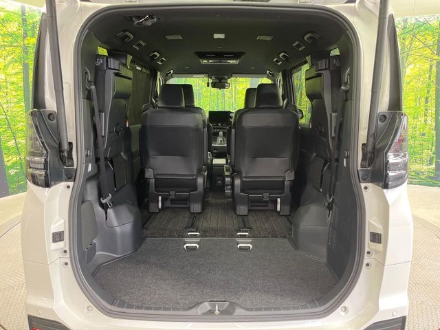 TOYOTA VOXY HYBRID 2023