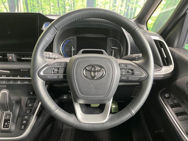 TOYOTA VOXY HYBRID 2023