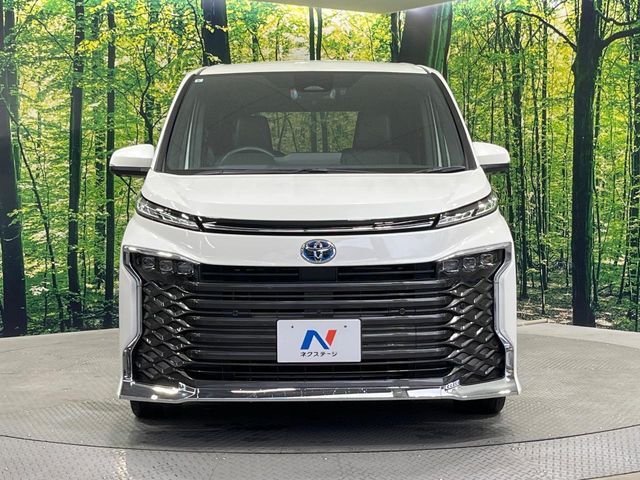 TOYOTA VOXY HYBRID 2023