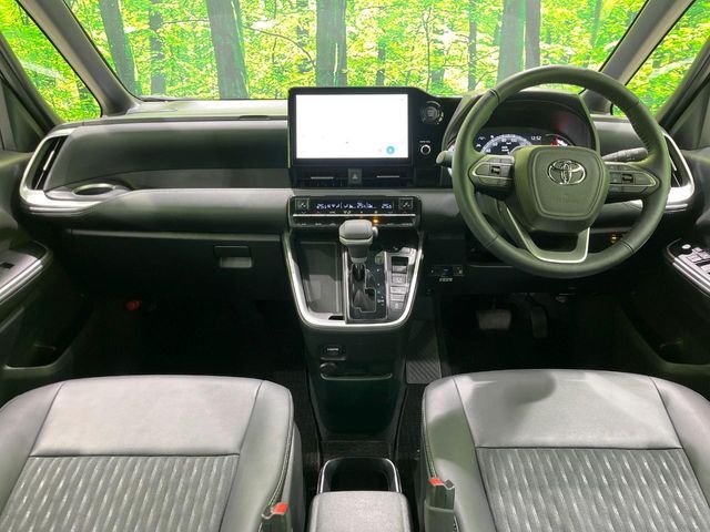 TOYOTA NOAH 4WD 2024