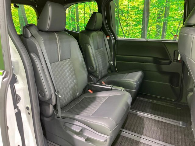 TOYOTA NOAH 4WD 2024