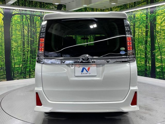 TOYOTA VOXY 2014