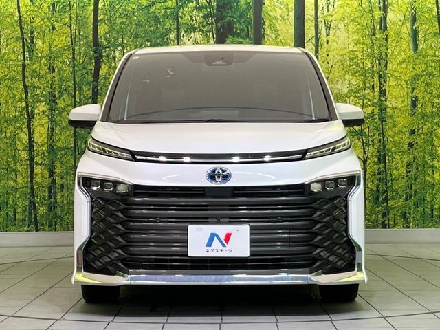 TOYOTA VOXY HYBRID 2023