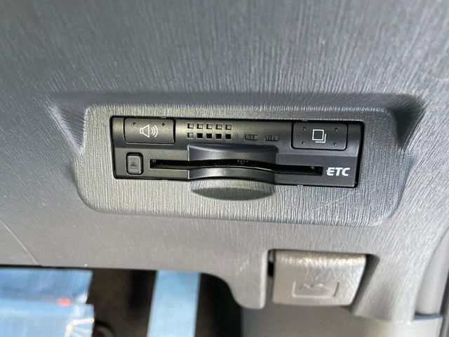 TOYOTA PRIUS Alpha 2012