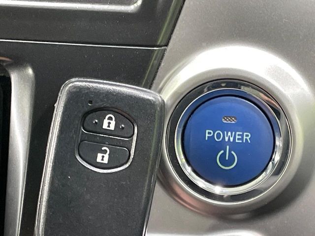 TOYOTA PRIUS Alpha 2012