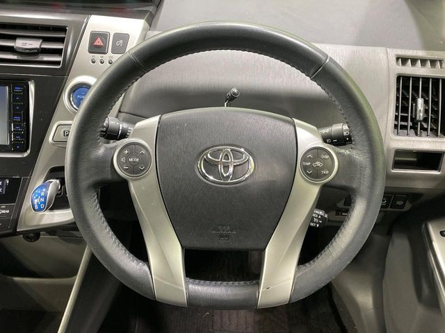 TOYOTA PRIUS Alpha 2012