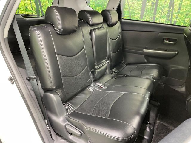 TOYOTA PRIUS Alpha 2012