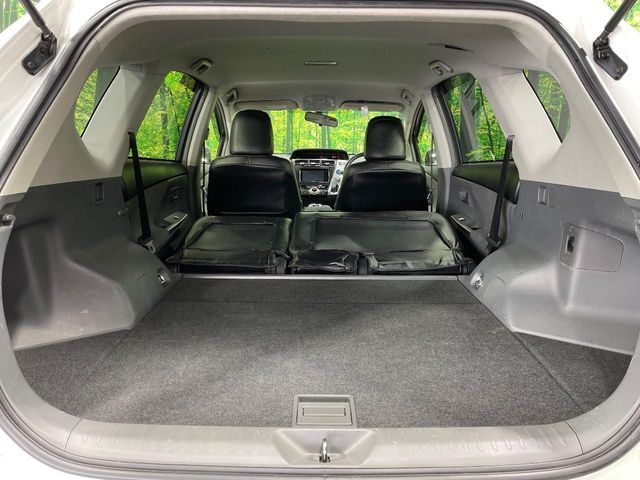 TOYOTA PRIUS Alpha 2012