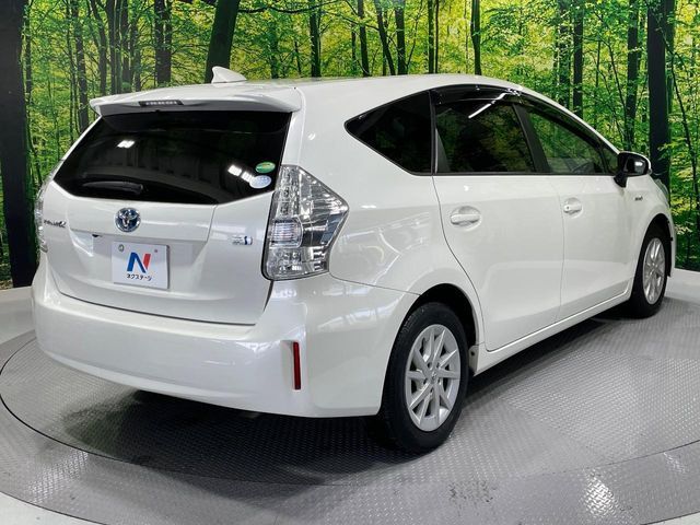 TOYOTA PRIUS Alpha 2012