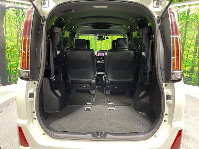 TOYOTA NOAH HYBRID 2018