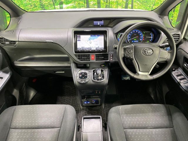 TOYOTA NOAH HYBRID 2017