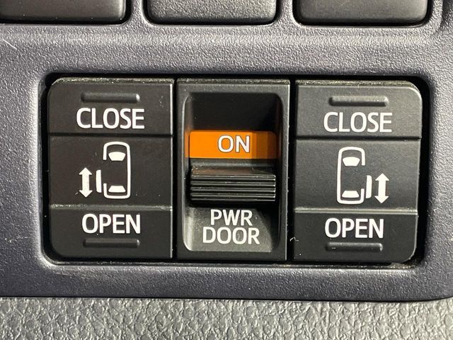 TOYOTA NOAH HYBRID 2017