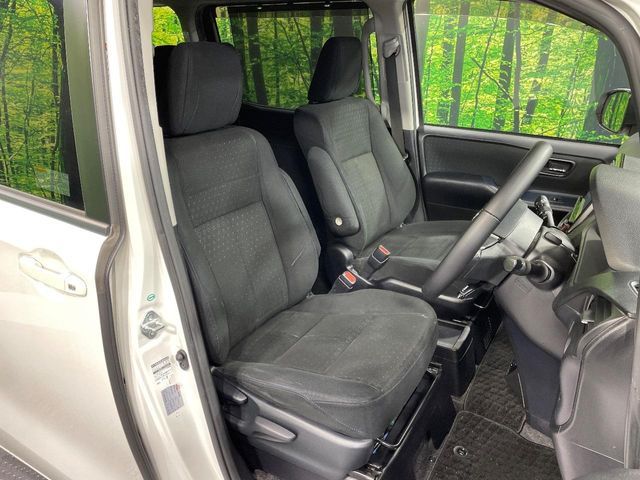 TOYOTA NOAH HYBRID 2017