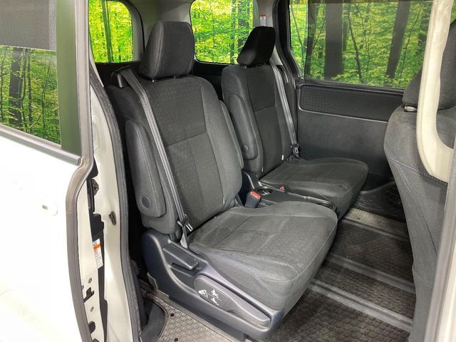 TOYOTA NOAH HYBRID 2017