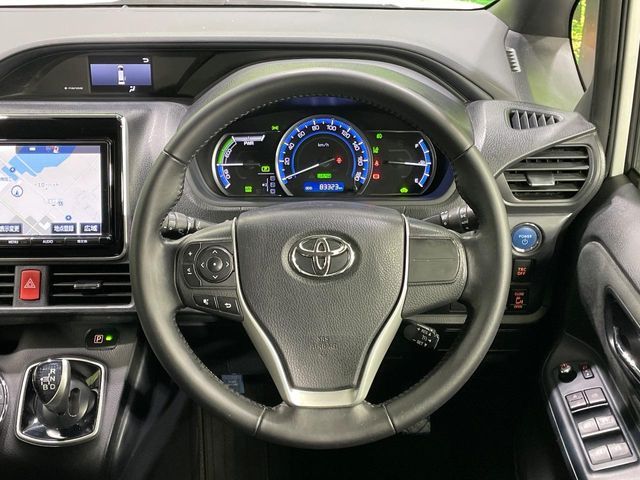 TOYOTA NOAH HYBRID 2017