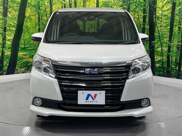 TOYOTA NOAH HYBRID 2017