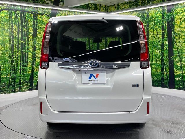 TOYOTA NOAH HYBRID 2017
