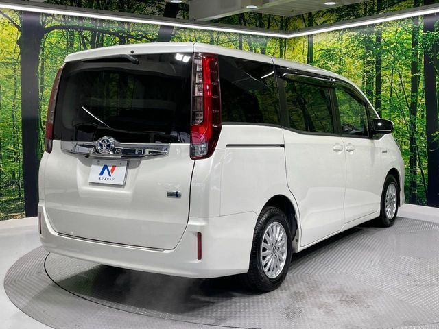 TOYOTA NOAH HYBRID 2017