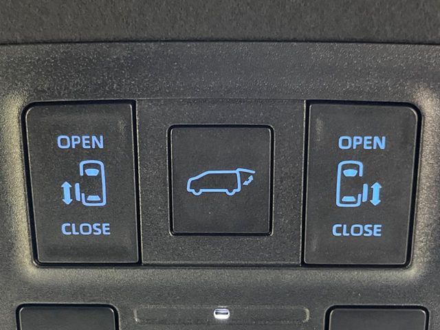 TOYOTA VOXY HYBRID 2023