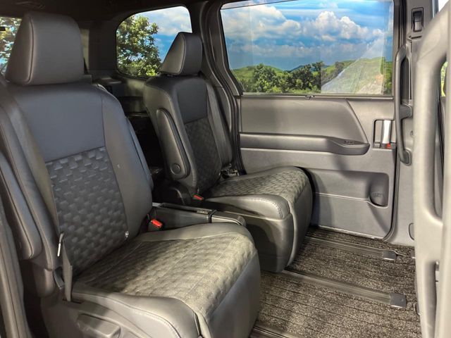 TOYOTA VOXY HYBRID 2023