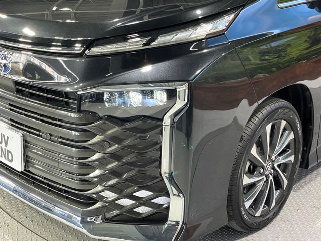 TOYOTA VOXY HYBRID 2023