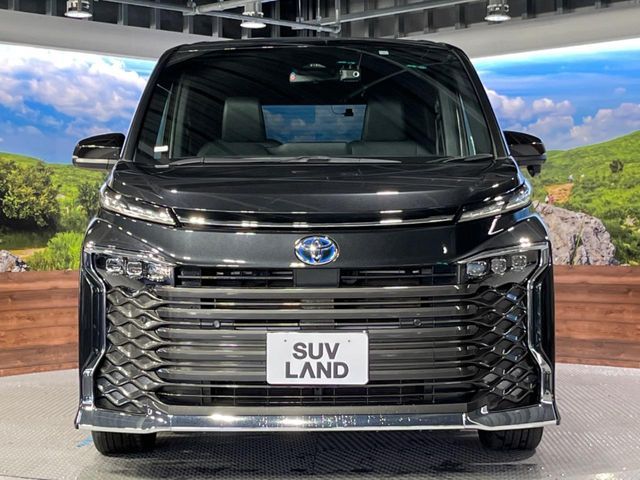 TOYOTA VOXY HYBRID 2023