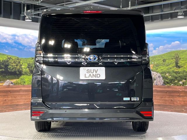 TOYOTA VOXY HYBRID 2023