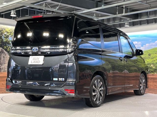 TOYOTA VOXY HYBRID 2023