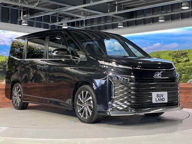 TOYOTA VOXY HYBRID 2023