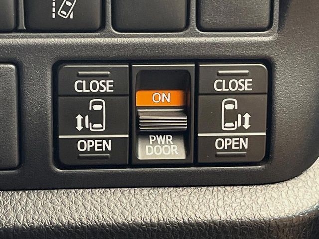 TOYOTA VOXY 4WD 2018