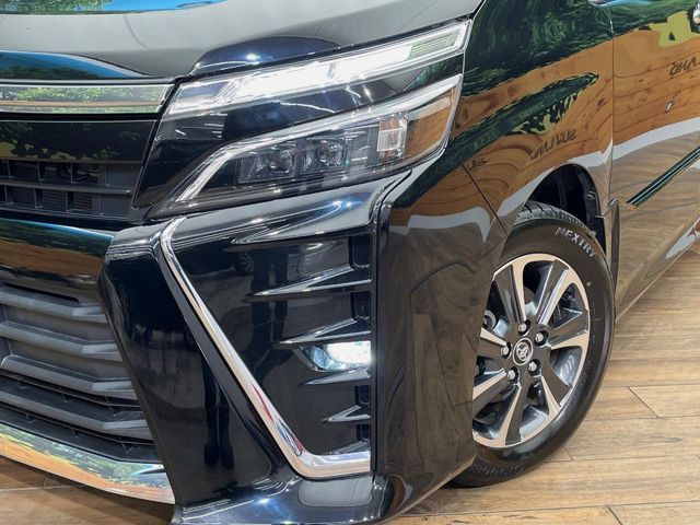 TOYOTA VOXY 4WD 2018