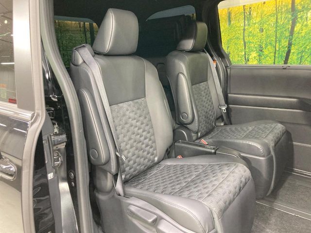 TOYOTA VOXY HYBRID 2025