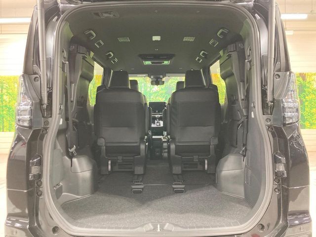 TOYOTA VOXY HYBRID 2025