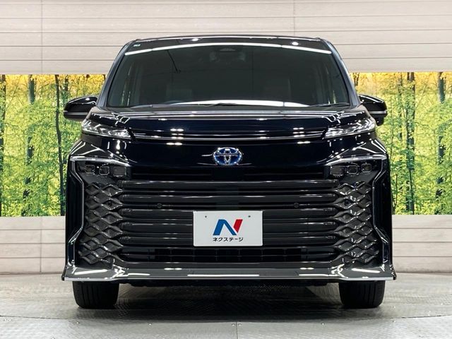 TOYOTA VOXY HYBRID 2025