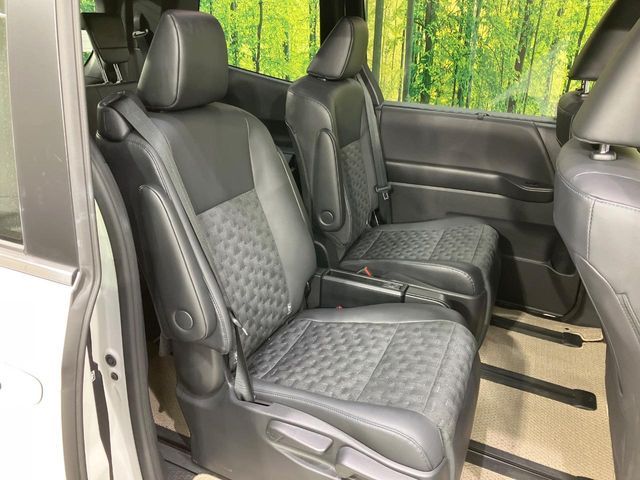 TOYOTA VOXY HYBRID 2023