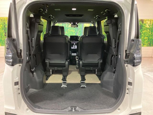 TOYOTA VOXY HYBRID 2023