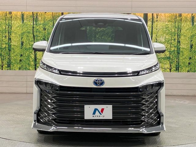 TOYOTA VOXY HYBRID 2023