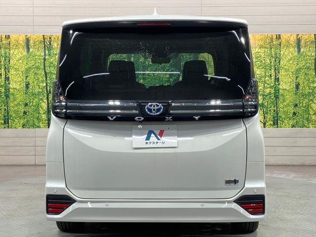 TOYOTA VOXY HYBRID 2023