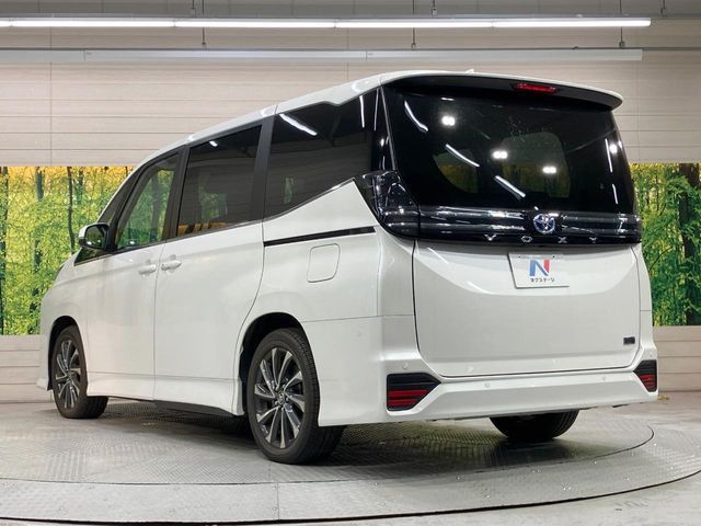 TOYOTA VOXY HYBRID 2023