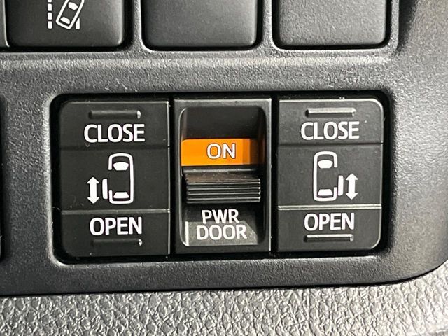 TOYOTA VOXY 4WD 2018