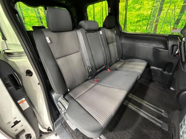 TOYOTA VOXY 4WD 2018