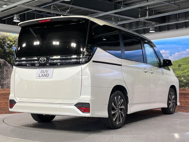 TOYOTA VOXY 2023