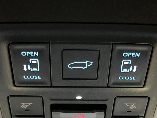 TOYOTA VOXY HYBRID 2022