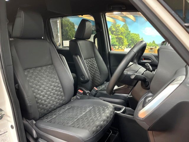 TOYOTA VOXY HYBRID 2022