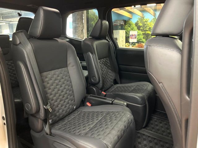 TOYOTA VOXY HYBRID 2022