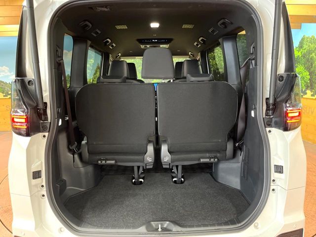 TOYOTA VOXY HYBRID 2022